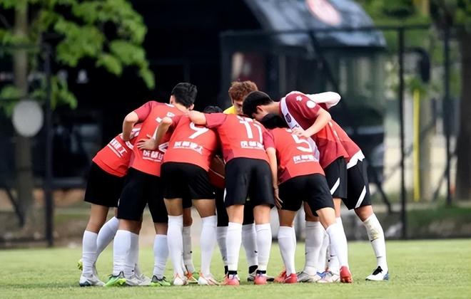 德甲集结日走向成谜，成都蓉城再遭质疑，更衣室稳定，赛程密集仍需轮换 