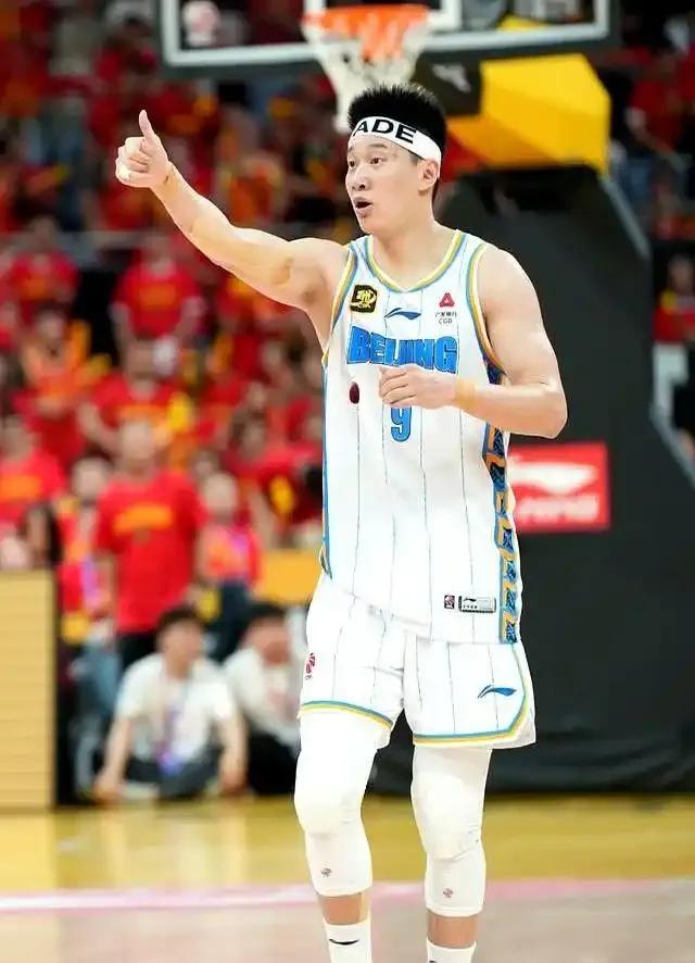 包含里程碑夜！奥兰多魔术篮板制胜，荷甲转会期刷纪录，球迷炸锅，医务组通报恢复的词条